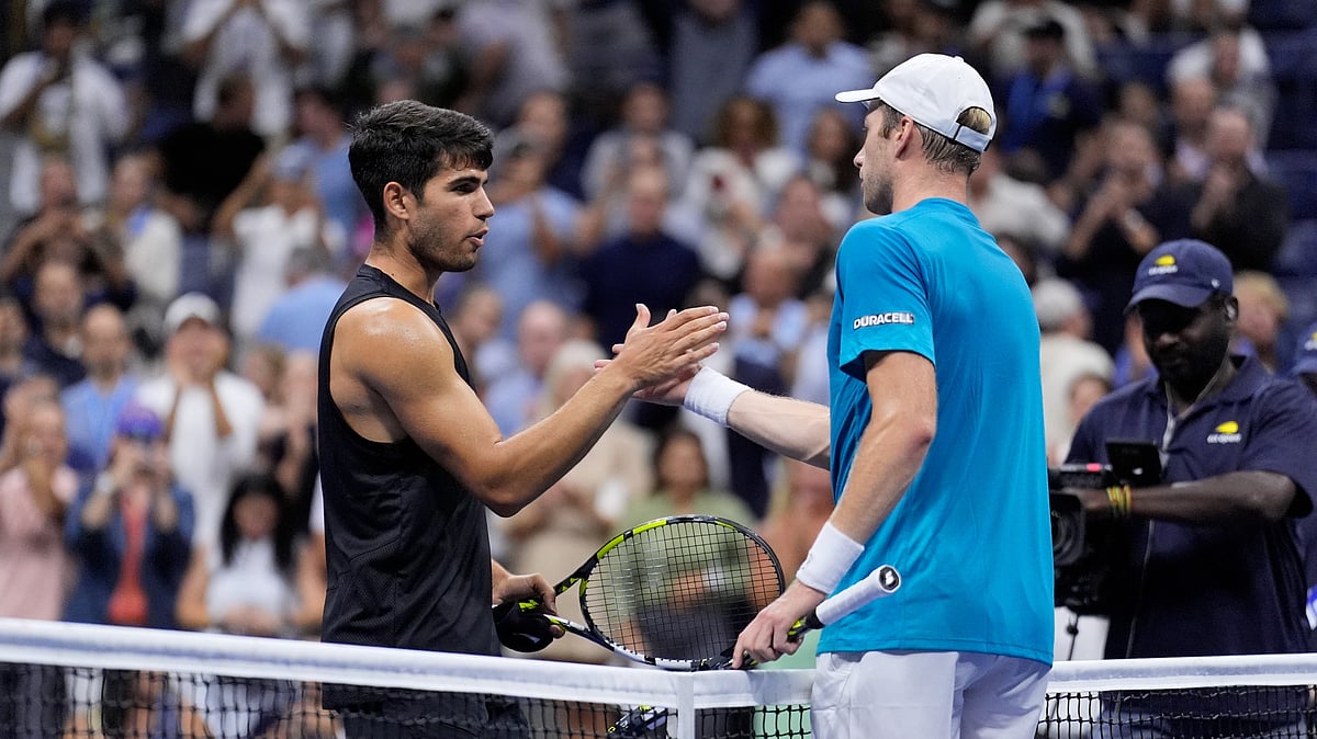 AP Photo/Matt Rourke : Botic van De Zandschulp, right, of the Netherlands, greets Carlos Alcaraz, of Spain, during the second round of the U.S. Open tennis championships.