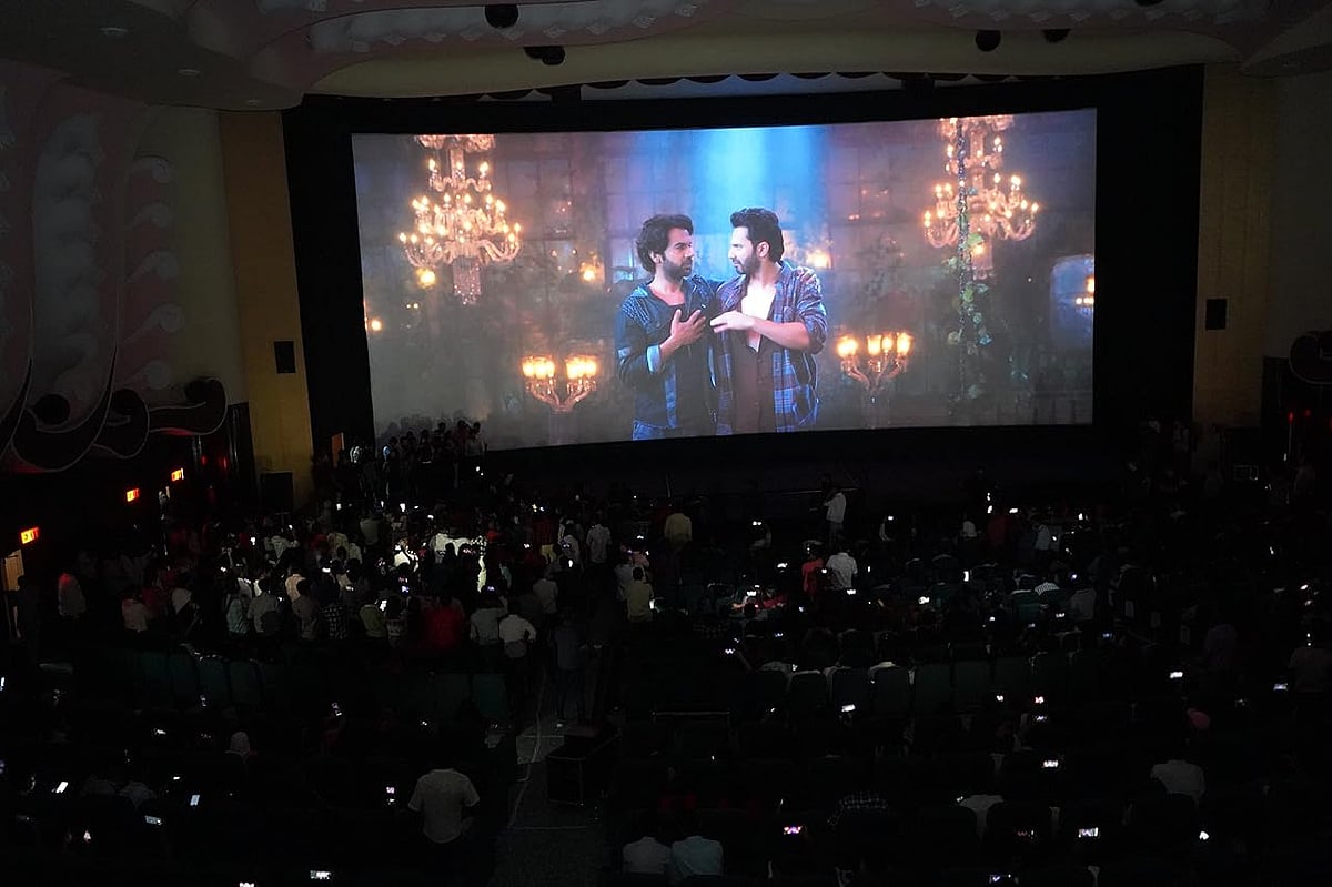  imdb : A theatre screening stree 2 