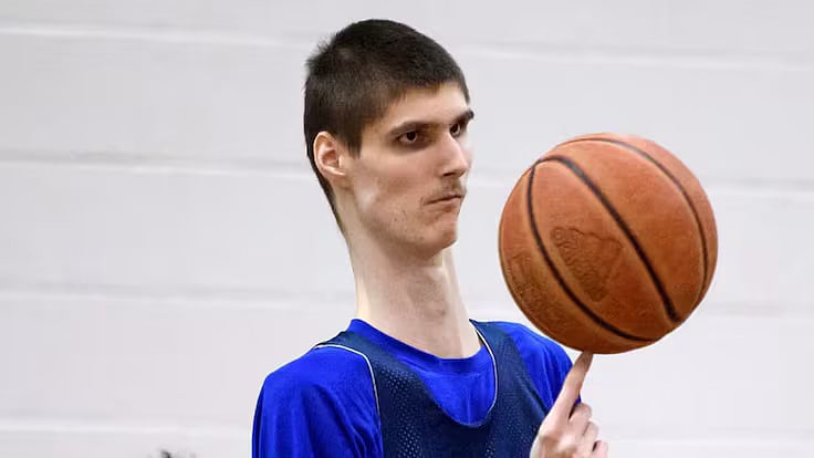 File : Romanian basketball player Robert Bobroczkyi.