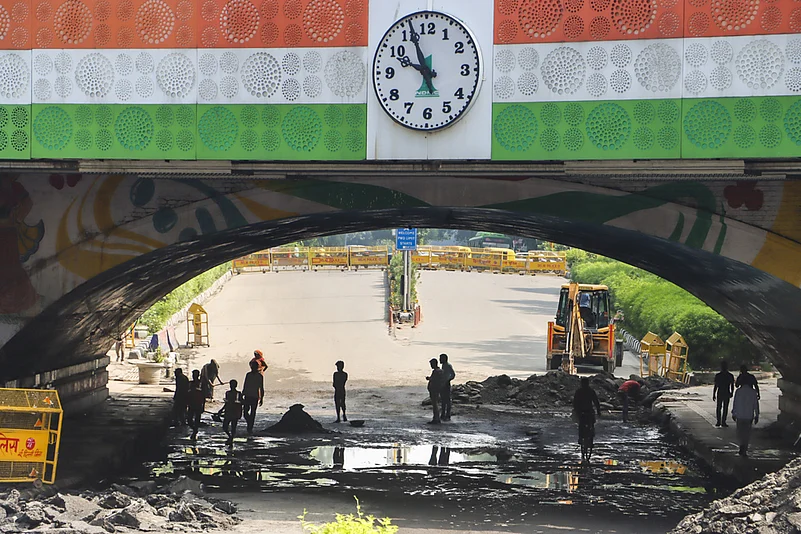 Repair work on Minto road in New Delhi