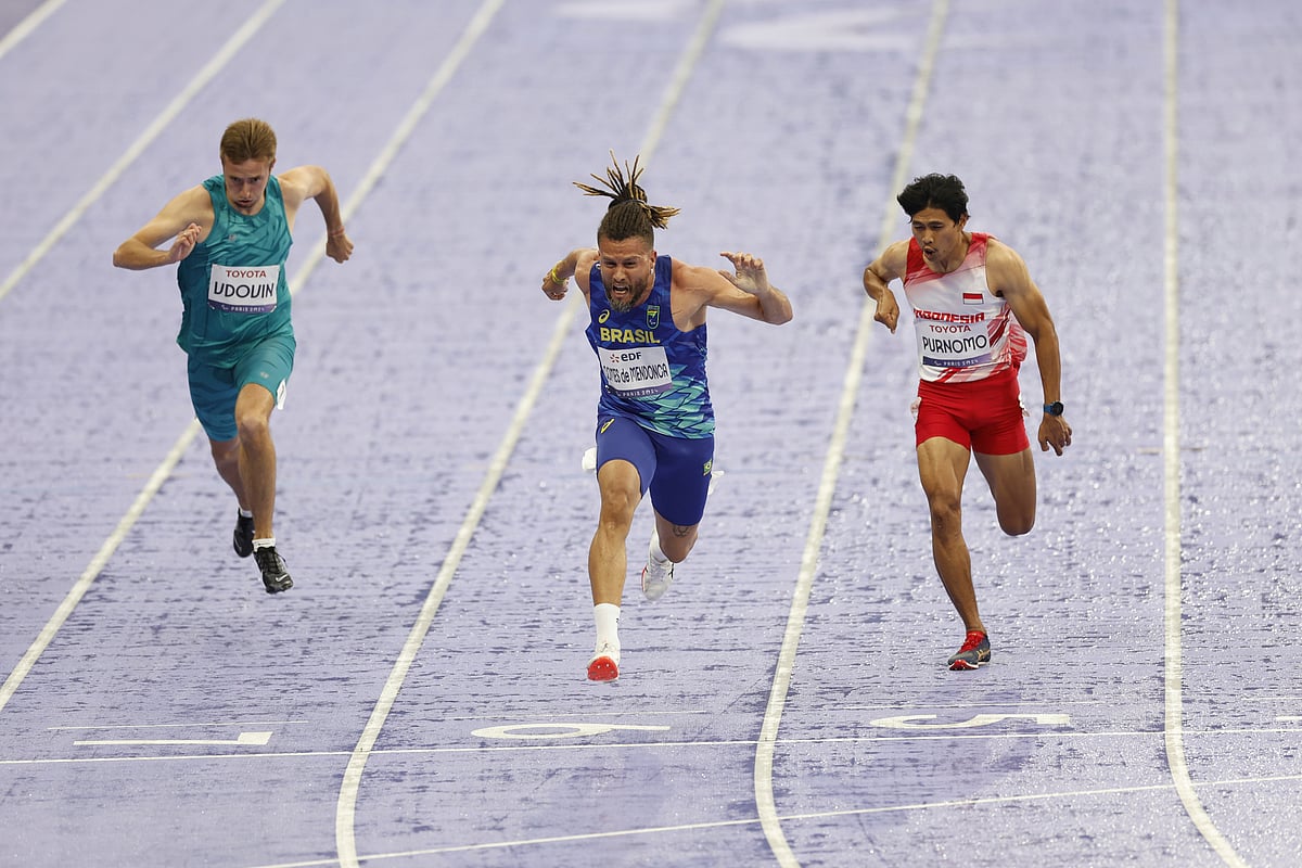 (AP Photo/Mady Mertens) : Brazil's Ricardo Gomes de Mendonca, centre, wins the 100 m T37 final during the Paralympic Games in Paris on Friday, Aug. 30, 2024. 