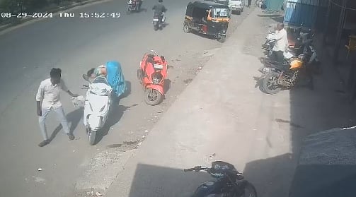 X/@pulse_pune : Screengrab from the CCTV footage of jewellery theft in Pune