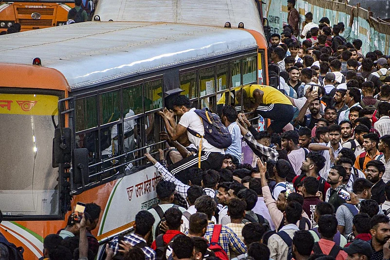 Students jostle to board a bus after UP Police Recruitment Exam 2024
