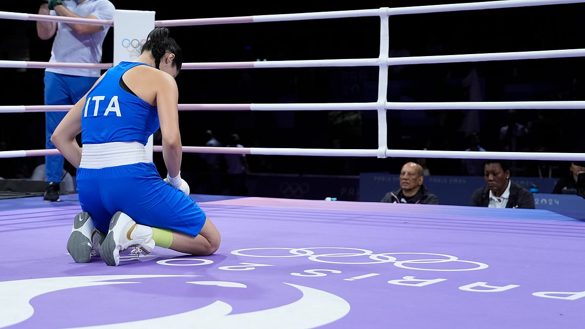  AP Photo/John Locher : Italy's Angela Carini kneels in the ring after abandoning her fight against Algeria's Imane Khelif in their women's 66kg preliminary boxing match at the 2024 Summer Olympics, Thursday, Aug. 1, 2024, in Paris, France.