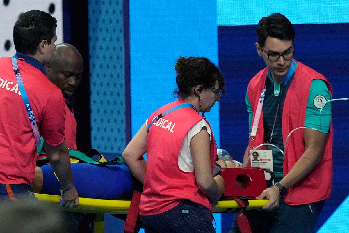 (AP Photo/Tsvangirayi Mukwazhi) : Slovakia's Tamara Potocka is taken on stretcher from the pool deck after collapsing following a heat of the women's 200-meter individual medley at the 2024 Summer Olympics, Friday, Aug. 2, 2024, in Nanterre, France.