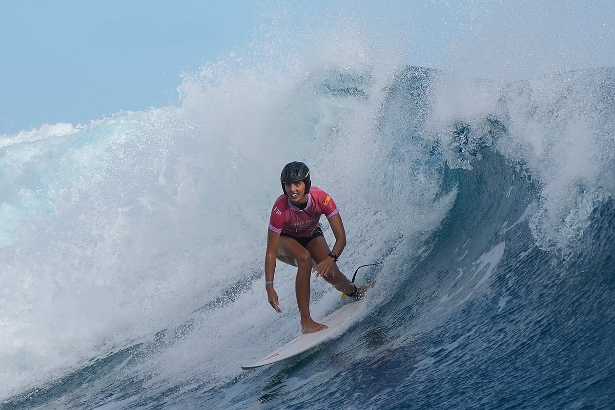 (AP Photo/Gregory Bull) : Nadia Erostarbe, of Spain, surfs during the quarterfinals round of the 2024 Summer Olympics surfing competition, Thursday, Aug. 1, 2024, in Teahupo'o, Tahiti. 

