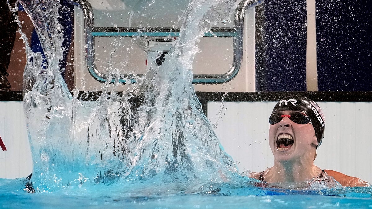  (AP Photo/Matthias Schrader) : Katie Ledecky, of the United States, celebrates after winning the women's 1500-meter freestyle final at the 2024 Summer Olympics, Wednesday, July 31, 2024, in Nanterre, France.
