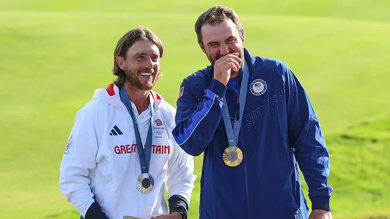Tommy Fleetwood and Scottie Scheffler pose after Olympic medals for the pair in Paris