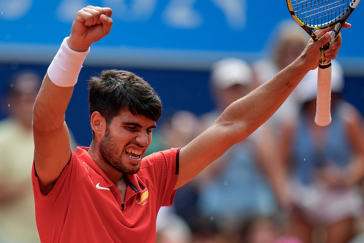 (AP Photo/Manu Fernandez)


 : Carlos Alcaraz of Spain celebrates his victory over Tommy Paul, of United States during their men's quarter-final match at the Roland Garros stadium, at the 2024 Summer Olympics, Thursday, Aug. 1, 2024, in Paris, France. 