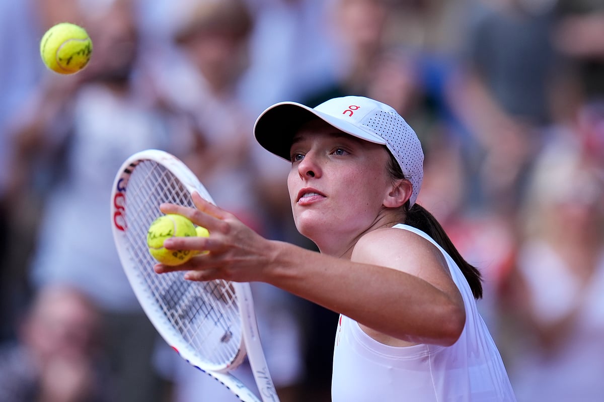  (AP Photo/Andy Wong) : Iga Swiatek of Poland hits the balls to spectators after defeating Anna Karolina Schmiedlova of Slovakia in their women's bronze medal match, at the 2024 Summer Olympics, Friday, Aug. 2, 2024, at the Roland Garros Stadium in Paris, France.