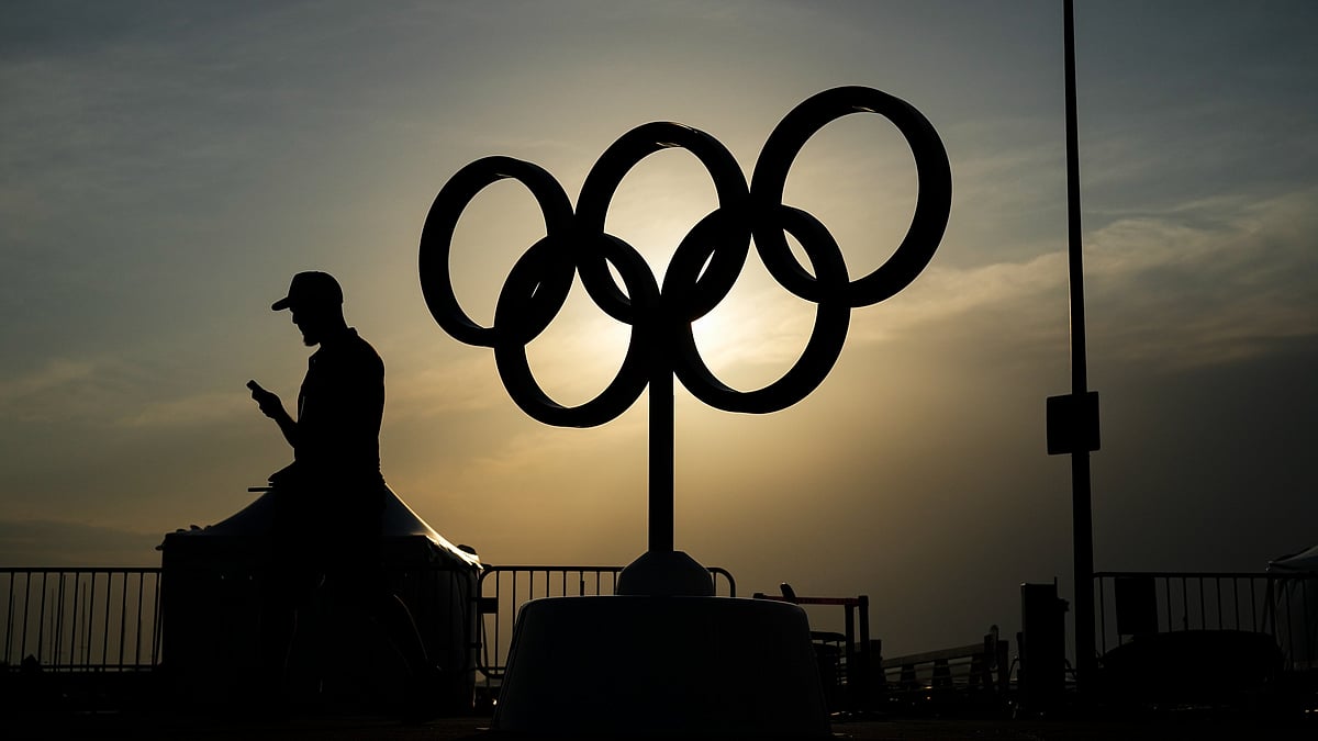 (AP Photo/Daniel Cole) : The sun sets behind the Olympic rings at the Olympic marina during the 2024 Summer Olympics, Friday, Aug. 2, 2024, in Marseille, France. 