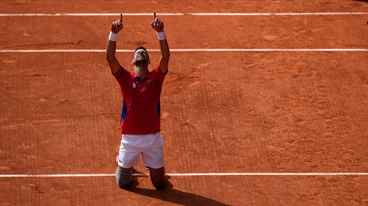 AP Photo/Andy Wong : Serbia's Novak Djokovic reacts after defeating Spain's Carlos Alcaraz in the men's singles tennis final at the Roland Garros stadium during the 2024 Summer Olympics, Sunday, Aug. 4, 2024, in Paris, France.