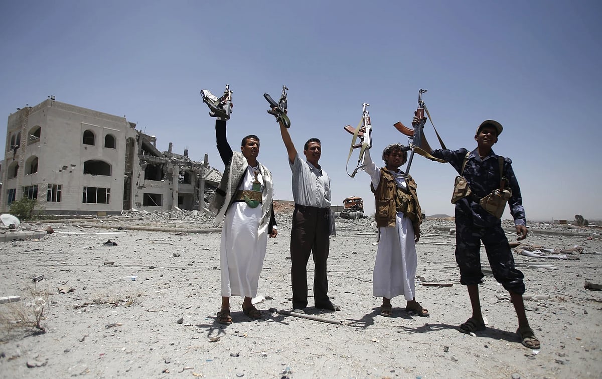 AP/File : Houthis fighters hold weapons while chanting slogans 