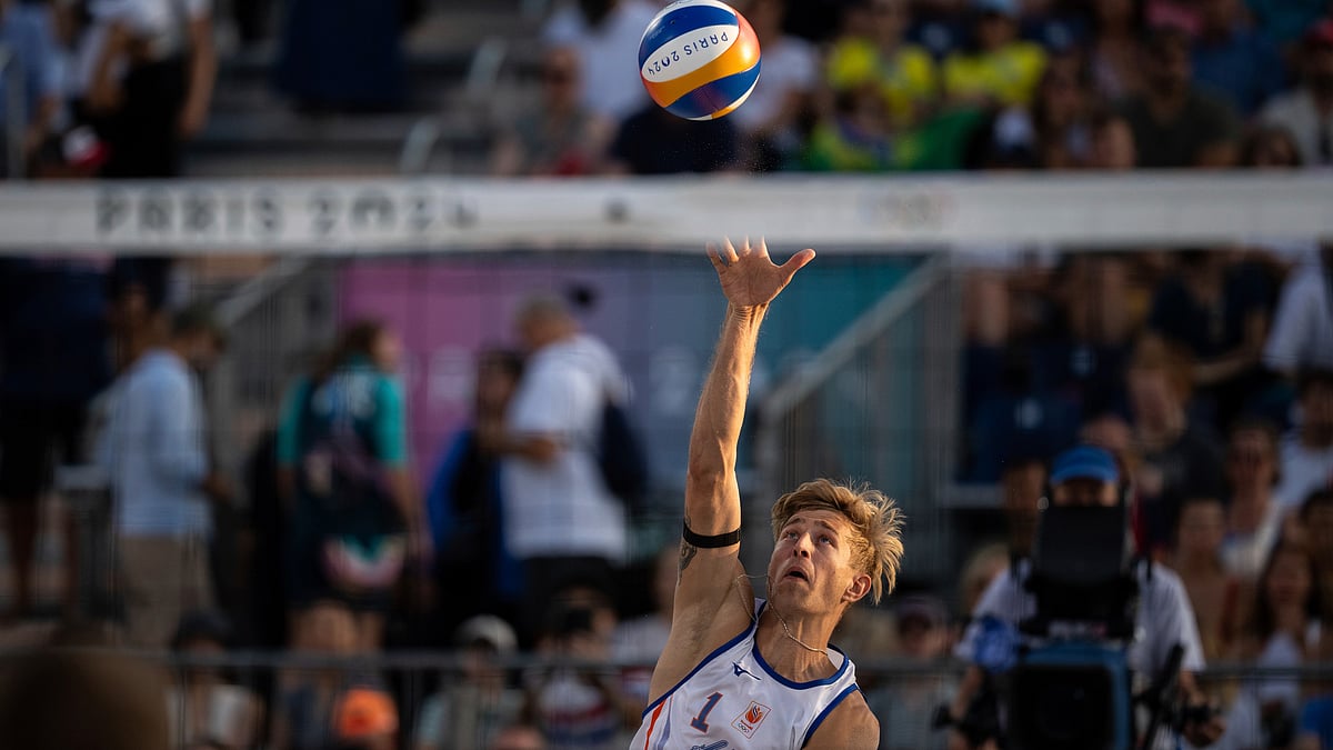  (AP Photo/Louise Delmotte) : Netherlands' Steven Van De Velde hits the ball during the men's pool B beach volleyball match between Norway and Netherlands at Eiffel Tower Stadium at the 2024 Summer Olympics, Friday, Aug. 2, 2024, in Paris, France.