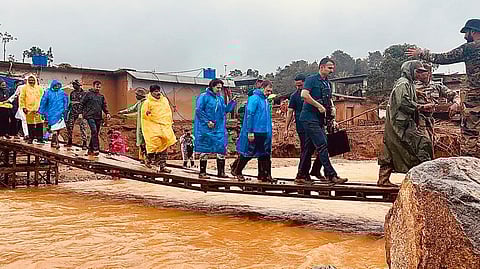 Rahul and Priyanka Gandhi in Kerala's Wayanad, visiting landslides-hit areas, on Thursday, August 1 |