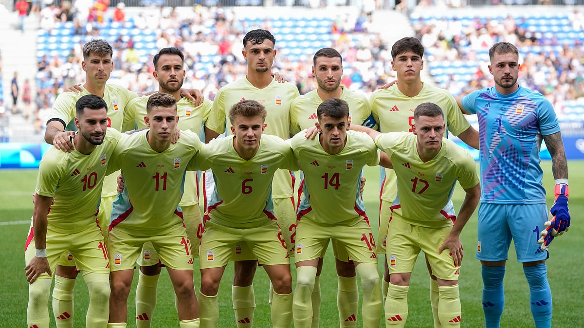 (AP Photo/Silvia Izquierdo) : Players of Spain line up for a team photo before the men's quarter final soccer match between Japan and Spain at the Lyon stadium, during the 2024 Summer Olympics, Friday, Aug. 2, 2024, in Decines, France. 