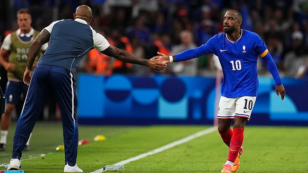 | Photo: AP/Daniel Cole : France's Alexandre Lacazette high five's France's head coach Thierry