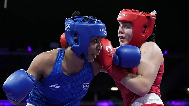 Indian boxer Lovlina Borgohain in action during her round of 16 bout against Norway's Sunniva Hofstad at the Paris Olympics. - Photo: AP