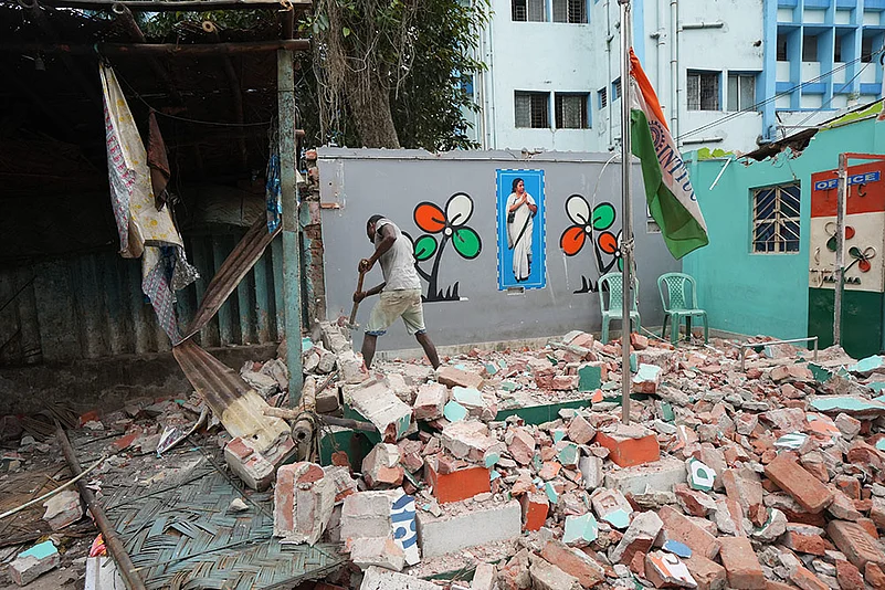 Demolition of an unauthorised TMC union room besides Bardhaman Medical college