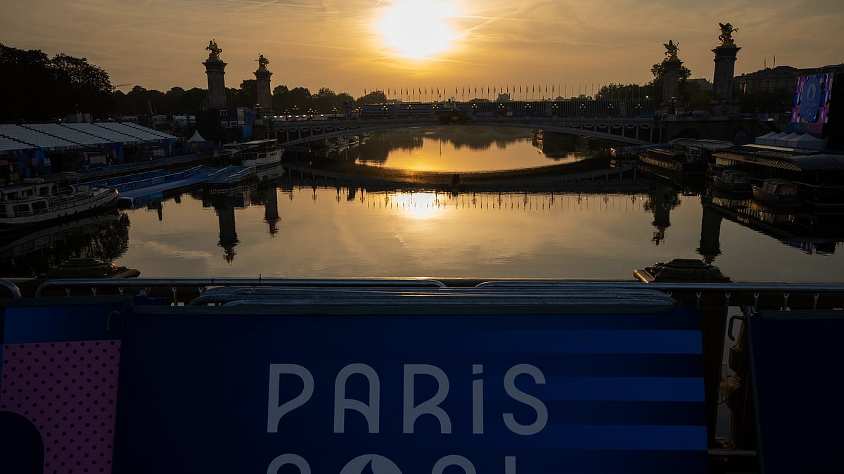 (AP Photo/Emilio Morenatti) : View of the Seine river where the triathlon competition has been cancelled, during the 2024 Paralympics, Sunday, Sept. 1, 2024, in Paris, France. 