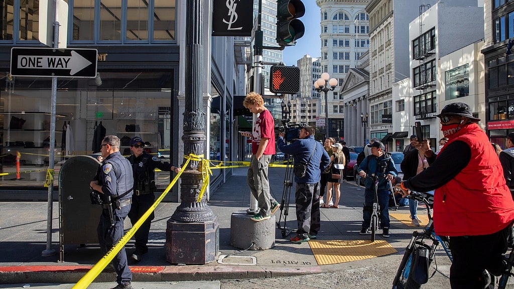San Francisco Chronicle via AP/Santiago Mejia : Police officers secure the area and investigate the scene of a shooting at Union Square in San Francisco, Saturday, Aug. 31, 2024.