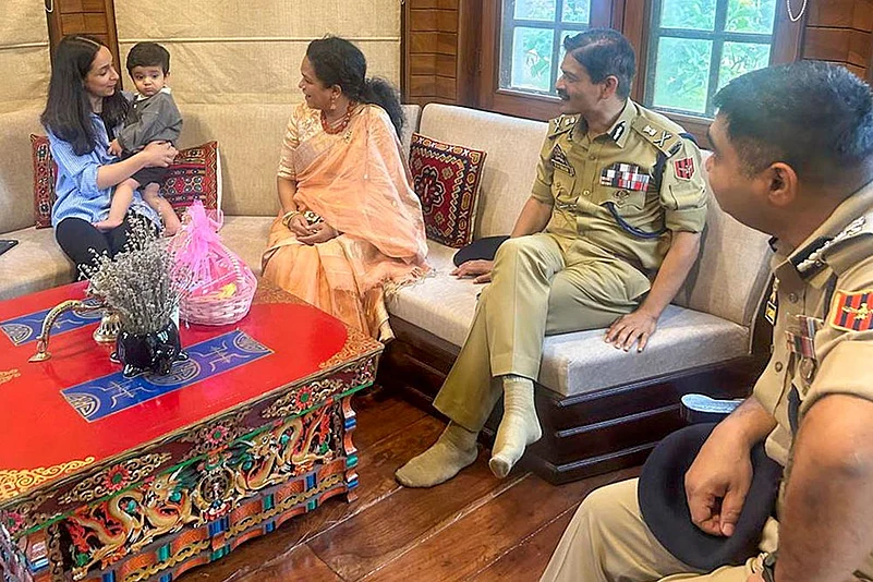 J&K DGP RR Swain met Humayun Bhats wife