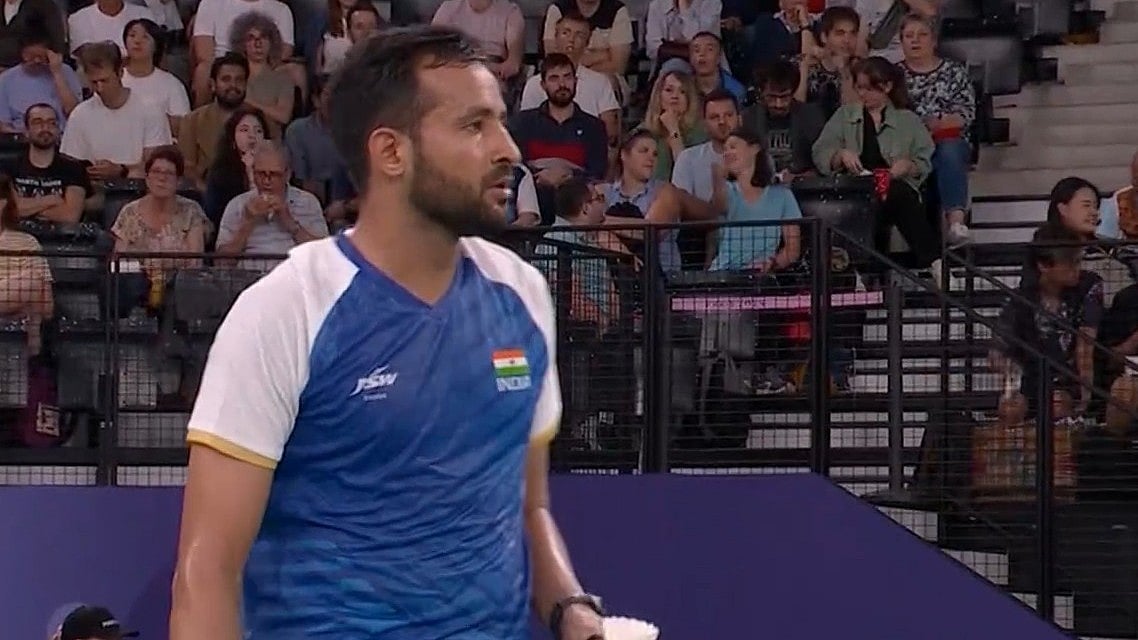 Indian para shuttler Nitesh Kumar in action at the men’s singles SL3 final at Paris Paralympic Games 2024 on Monday (September 2). - Jio Cinema Screengrab