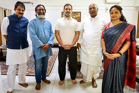 Hemant Soren meets Congress leaders