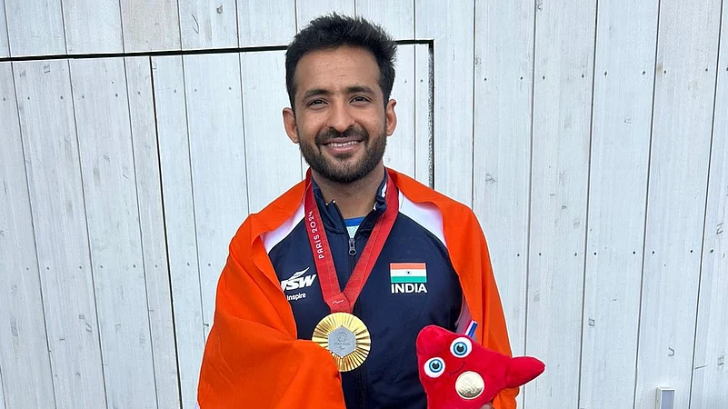 nitesh-kumar-india-para-badminton-player-wins-gold-medal-paris-paralympics-2024