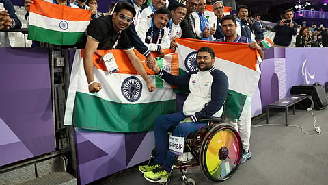Dharambir posing with the Indian contingent at the Paris Paralympics 2024.