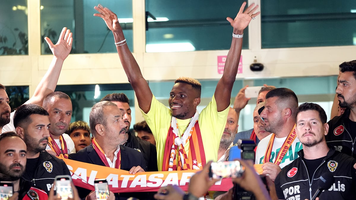 Victor Osimhen greets Galatasaray fans after arriving in Istanbul - null