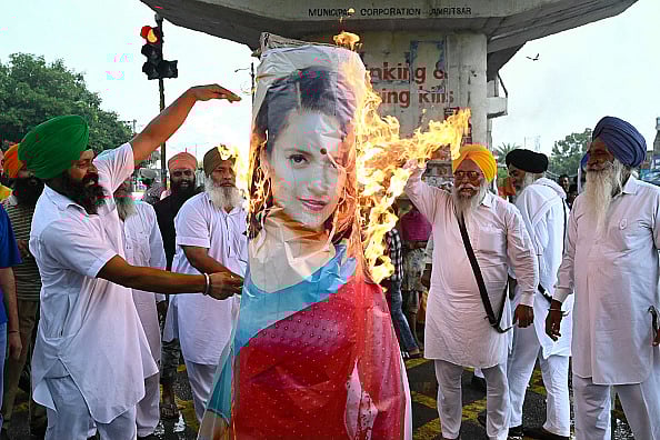 Getty Images : Farmers burn an effigy of Kangana Ranaut, to protest against alleged misrepresentation of the Sikh community in her film 'Emergency', in Amritsar