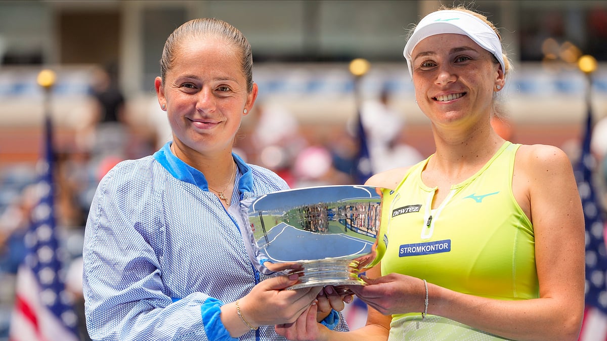 Kirsty Wigglesworth/AP : Jelena Ostapenko, of Latvia, left, and Lyudmyla KIchenok, of Ukraine, hold the championship trophy