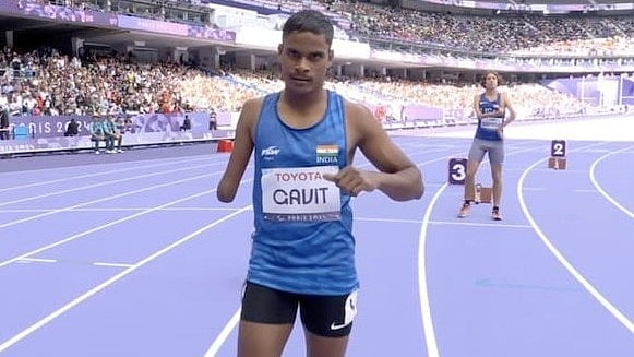 Live streaming screengrab : Dilip Gavit will be in action at 12:30 AM IST.