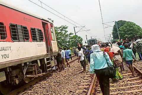 Magadh Express train splited into two parts