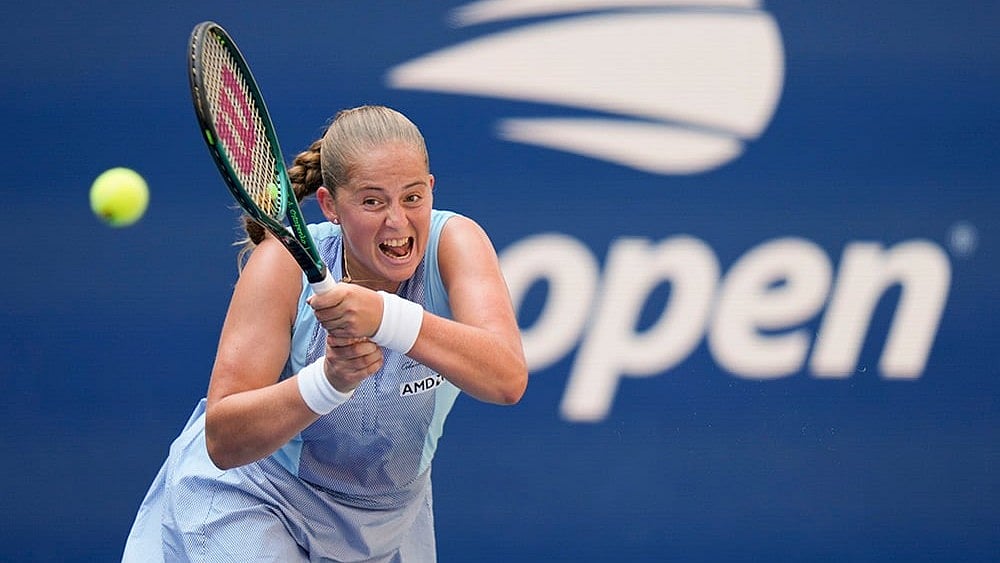 | Photo: AP/Seth Wenig : US Open 2024: Jelena Ostapenko returns a shot to Naomi Osaka during the first round of the U.S. Open