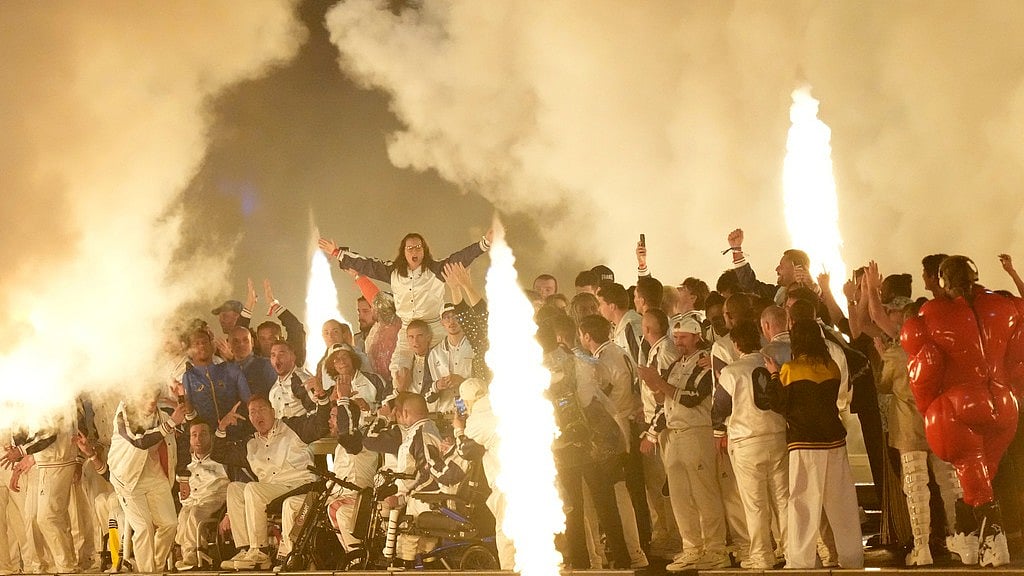 AP/Thibault Camus : Athletes celebrate during the closing ceremony of the 2024 Paralympics, Sunday, Sept. 8, 2024, in Paris, France.
