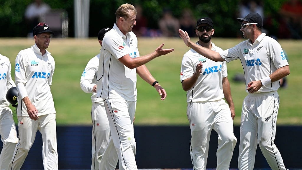 (Photo: Andrew Cornaga/Photosport via AP) : New Zealand Kyle Jamieson, centre, is congratulated by teammate Tim Southee, right