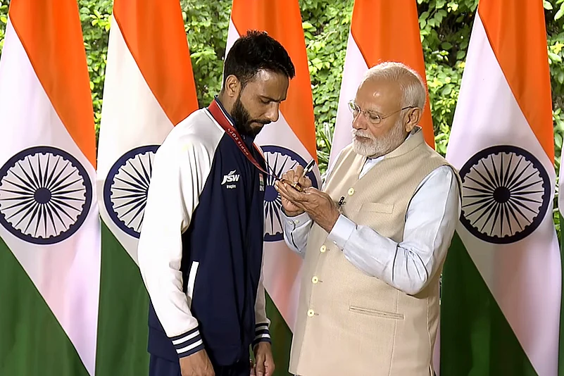 PM Narendra Modi meets Indias Paris Paralympics contingent_4