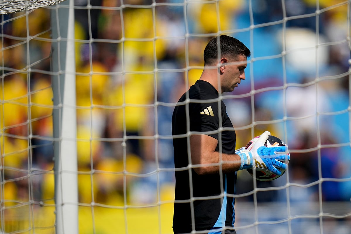 Argentina's goalkeeper Emiliano Martinez holds a ball while warming up prior to a qualifying soccer match against Colombia for the FIFA World Cup 2026 at the Metropolitano Roberto Melendez stadium in Barranquilla, Colombia, Tuesday, Sept. 10, 2024.  - (AP Photo/Fernando Vergara)