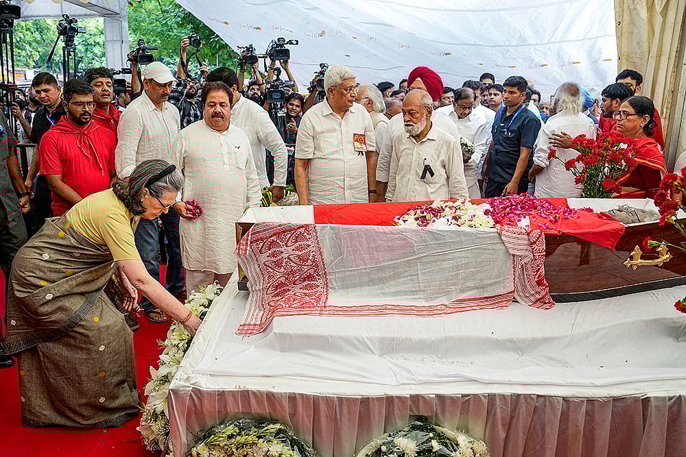 | Photo: PTI/Manvender Vashist Lav : Sonia Gandhi pays respects to Sitaram Yechury