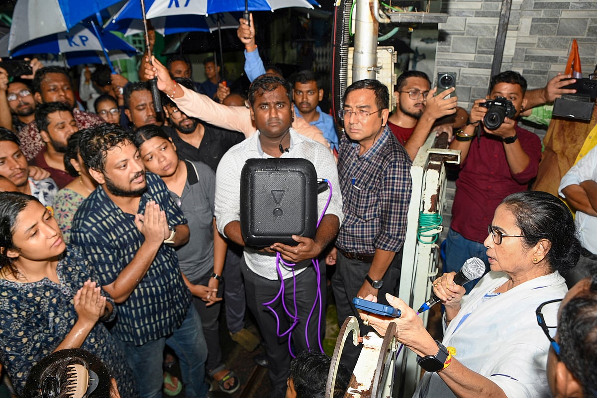 PTI : A delegation of protesting junior doctors in Kolkata went to CM Mamata Banerjee's residence on September 14 for talks but it did not take place after live recording was not allowed.