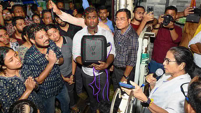 Junior doctors with West Bengal Chief Minister Mamata Banerjee in Kolkata
