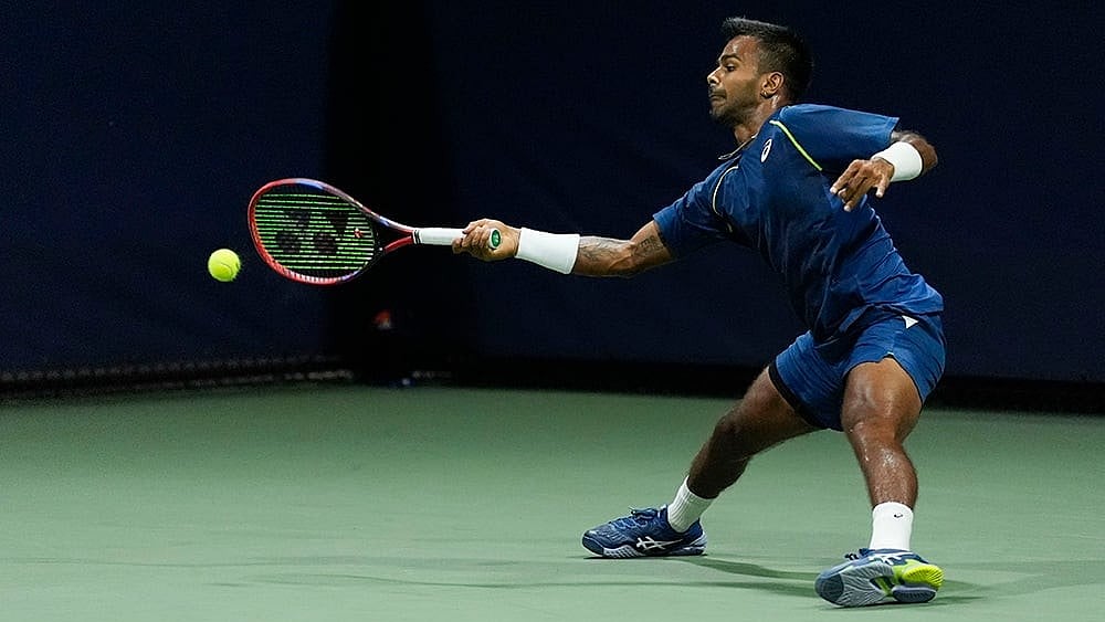 | Photo: AP/Matt Rourke : 2024 US Open: Sumit Nagal, of India, returns to Tallon Griekspoor