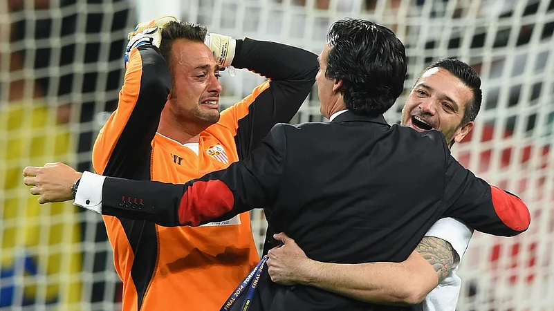 Unai Emery celebrates with Sevilla goalkeeper Beto
