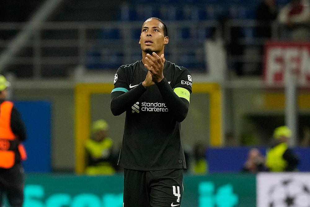 | Photo: AP/Luca Bruno : Champions League 2024-25, AC Milan and Liverpool: Liverpool's Virgil van Dijk applauds fans after the match