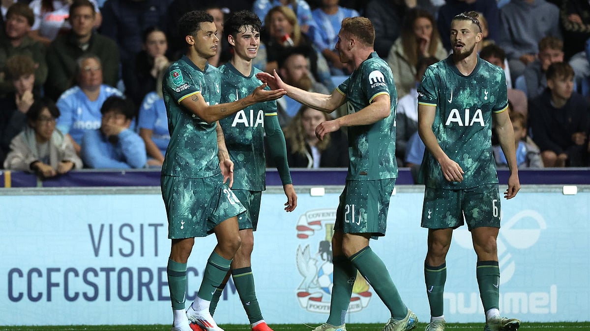 Tottenham celebrate Johnson's last-gasp winner