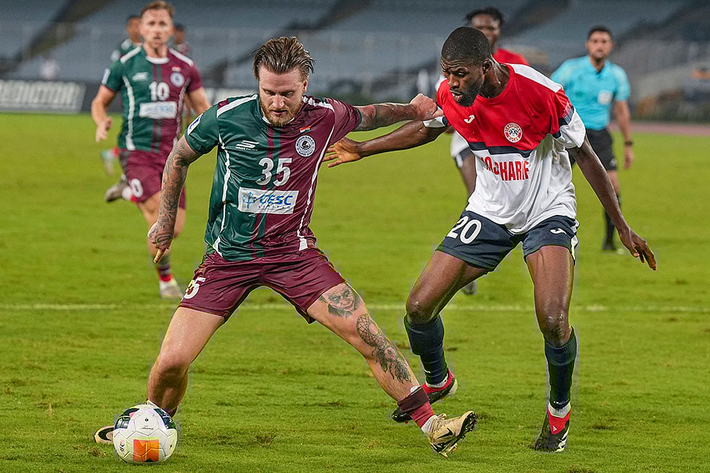 AFC Champions League 2, Mohun Bagan Vs FC Ravshan: Mohun Bagan player Jason Cummings (35) and FC Ravshan defender Siddiq Kamal Issah (20) vie for the ball - | Photo: PTI/Swapan Mahapatra