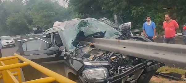 X/ @kunalkashyap_st : Major car accident in Delhi