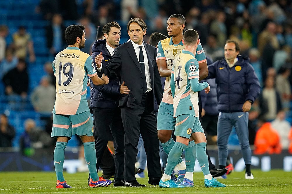 | Photo: AP/Dave Thompson : UEFA Champions League, Manchester City vs Inter Milan: Inter Milan's head coach Simone Inzaghi, center, greets Manchester City's Ilkay Gundogan